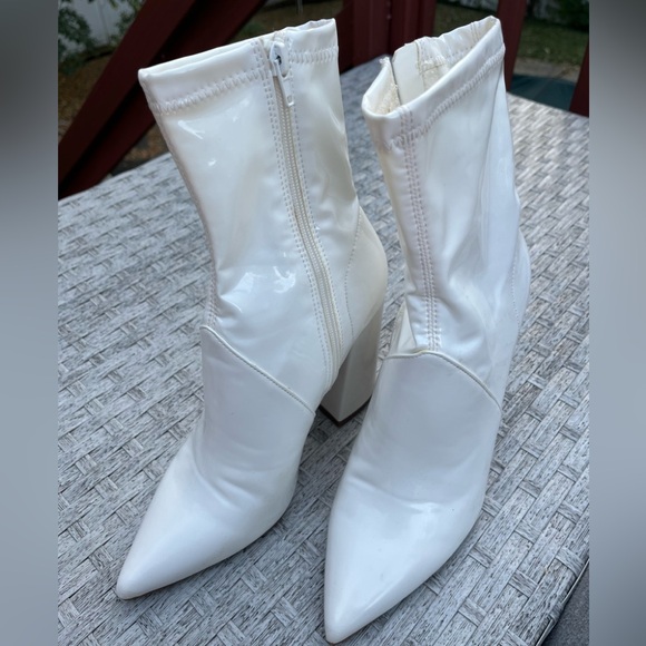 White PU booties, pointy nose, soft shaft, great condition, size 10M - Picture 1 of 8
